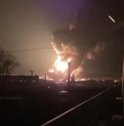 यूक्रेन के खार्किव में रात भर हुए रूसी हमलों के बाद आग भड़क उठी