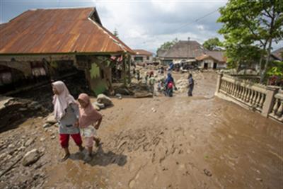 इंडोनेशिया में लावा बाढ़ से मरने वालों की संख्या बढ़कर 44 हो गई
