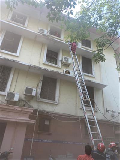 दिल्ली में आयकर कार्यालय में आग लगने के बाद सात लोगों को बचाया गया