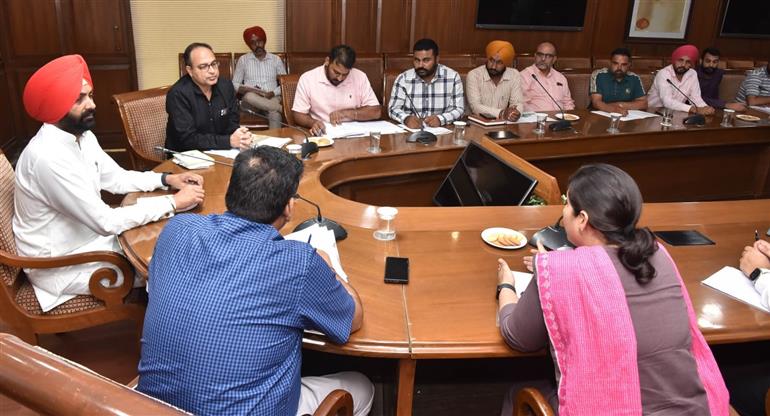 ਲਾਲਜੀਤ ਸਿੰਘ ਭੁੱਲਰ ਵੱਲੋਂ ਮਗਨਰੇਗਾ ਅਧੀਨ ਕੰਮ ਕਰਦੇ ਮੁਲਾਜ਼ਮਾਂ ਨੂੰ ਈਐਸਆਈ ਦੇ ਦਾਇਰੇ ਵਿੱਚ ਲਿਆਉਣ ਦੇ ਹੁਕਮ