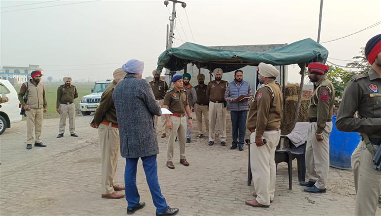 ਜ਼ਿਲ੍ਹਾ ਪੁਲਿਸ ਮੁੱਖੀ ਵੱਲੋਂ ਪੰਨੀਵਾਲਾ ਨਾਕੇ ਤੇ ਕੀਤੀ ਅਚਨਚੇਤ ਚੈਕਿੰਗ 