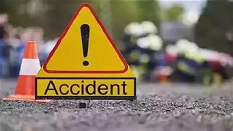 Three killed, 15 hurt as tourist bus rams truck on Mumbai-Nagpur expressway