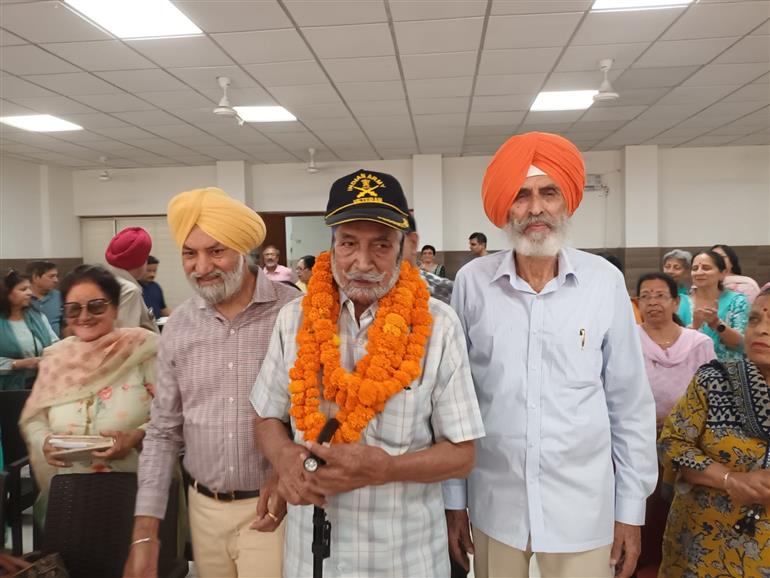 ਕਰਨਲ ਸਾਰਾਓ ਦਾ ਸਵਾਗਤ ਬੀ.ਐਸ. ਧਾਲੀਵਾਲ ਆਈ.ਪੀ.ਪ੍ਰੈਜ਼ੀਡੈਂਟ ਅਤੇ ਹਰਮੇਲ ਸਿੰਘ ਸੀਨੀਅਰ ਉਪ-ਪ੍ਰਧਾਨ ਦੁਆਰਾ ਕੀਤਾ ਗਿਆ