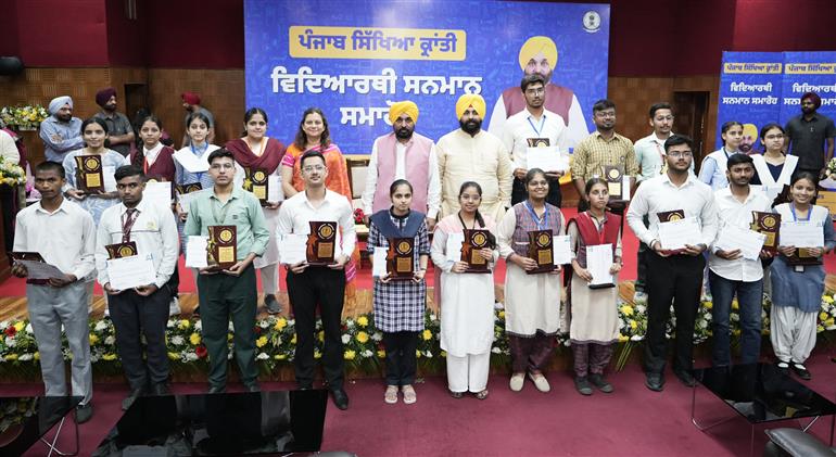 ਸਿੱਖਿਆ ਖ਼ੇਤਰ ਨੂੰ ਹੁਲਾਰਾ ਦੇਣ ਲਈ ਲੀਕ ਤੋਂ ਹਟਵੀਆਂ ਪਹਿਲਕਦਮੀਆਂ ਕਰ ਰਹੇ ਹਾਂ: ਮੁੱਖ ਮੰਤਰੀ