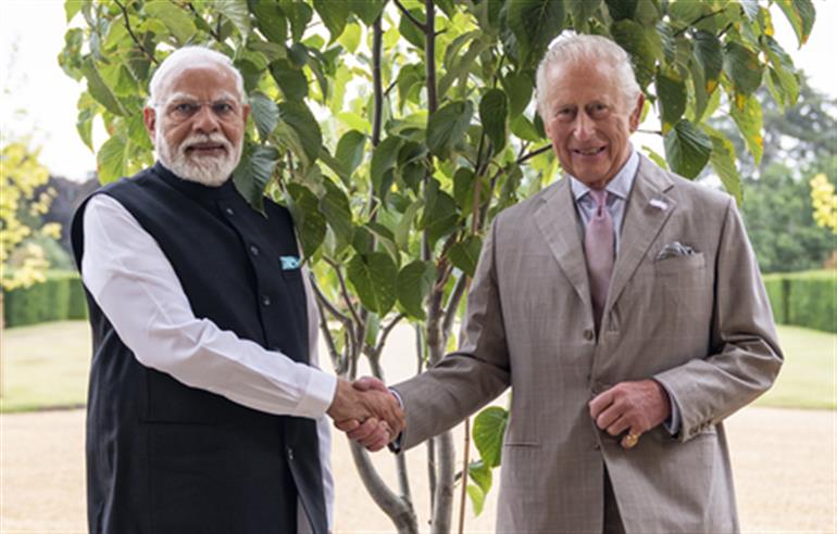 King Charles ने प्रधानमंत्री मोदी को उनके 75वें जन्मदिन पर कदंब का पौधा भेंट किया