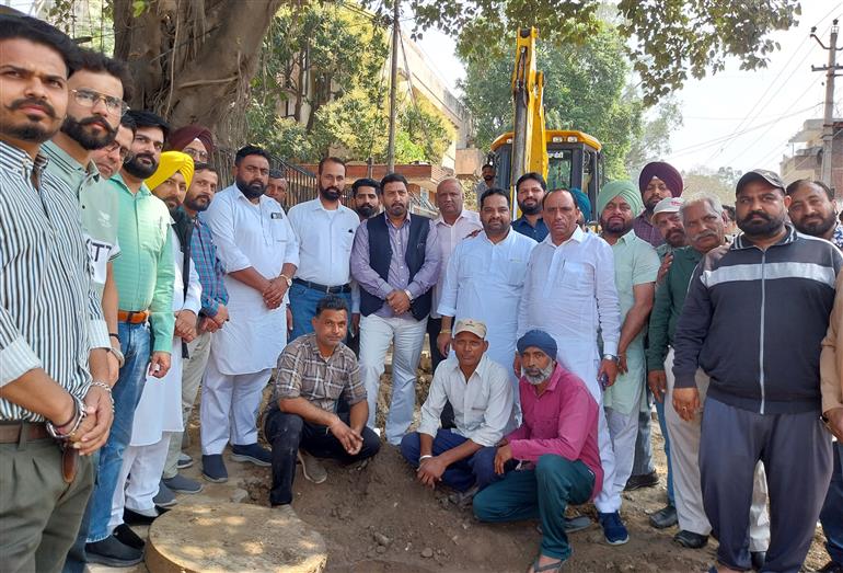 ਪੁਰਾਣੀਆਂ ਸਰਕਾਰਾਂ ਦੀ ਅਣਗਹਿਲੀ ਦਾ ਨਤੀਜਾ ਭੁਗਤ ਰਹੇ ਨੇ ਸ਼ਹਿਰ ਵਾਸੀ : ਉਪਨੇਜਾ