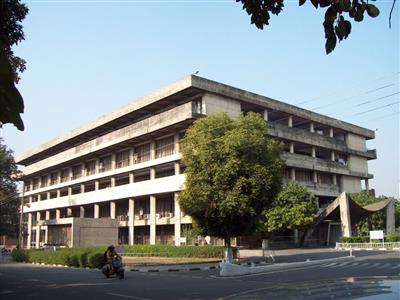 CACTA will raise issues of private-aided colleges outside Senate meeting Hall, Punjab University over unorganized implementation of NEP 2020