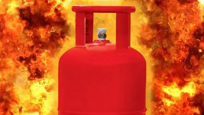 Gas cylinder caught fire in the house, the couple tried to control it, but during this they themselves got scorched.