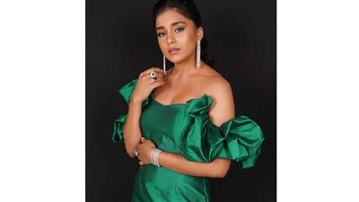 Sumbul Touqeer to croon with sis Saniya for her next music video