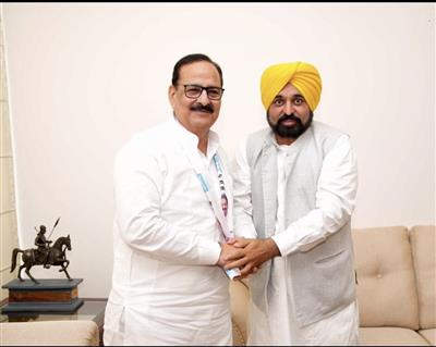Big blow to BJP in Punjab, former BJP MLA from Abohar Arun Narang joins AAP