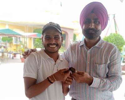 ਇਮਾਨਦਾਰੀ ਜ਼ਿੰਦਾ ਹੈ, ਹਵੇਲੀ ਦੇ ਵੇਟਰ ਨੇ ਡੀ ਪੀ ਆਰ ਓ ਦੀ ਘੜੀ ਕੀਤੀ ਵਾਪਿਸ