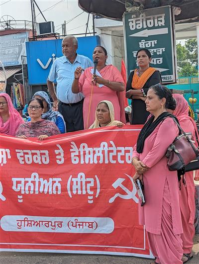 ਆਸ਼ਾ ਵਰਕਰ ਯੂਨੀਅਨ ਸੀਟੂ ਵਲੋ ਗੜ੍ਹਸ਼ੰਕਰ ਵਿਖੇ ਰੋਸ ਮਾਰਚ ਤੇ ਚੱਕਾ ਜਾਮ ਕੀਤਾ