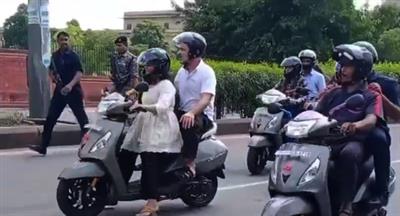 राहुल गांधी ने जयपुर में छात्र के साथ स्कूटर पर यात्रा की