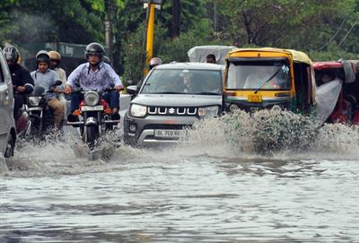 दिल्ली-एनसीआर के कुछ हिस्सों में भारी बारिश हुई
