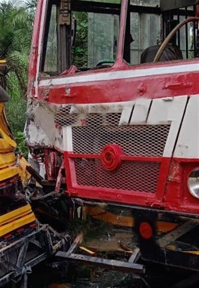 गुजरात में सड़क दुर्घटना में 35 तीर्थयात्री घायल