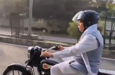 हरियाणा के मुख्यमंत्री हवाईअड्डे तक पहुंचने के लिए मोटरसाइकिल पर सवार हुए