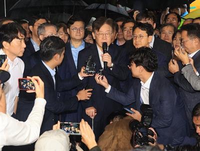 S.Korean court rejects arrest warrant for oppn leader over corruption charges