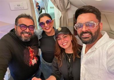 Kapil Sharma poses with Sushmita Sen, Mahima Chaudhry & Anurag Kashyap on flight