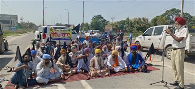 ਅਕਾਲੀ ਦਲ ਸੁਤੰਤਰ ਦੇ ਕੌਮੀ ਪ੍ਰਧਾਨ ਪਰਮਜੀਤ ਸਿੰਘ ਸਹੋਲੀ ਦੀ ਅਗਵਾਈ ਹੇਠ ਲਗਾਇਆ ਰੋਸ ਧਰਨਾ