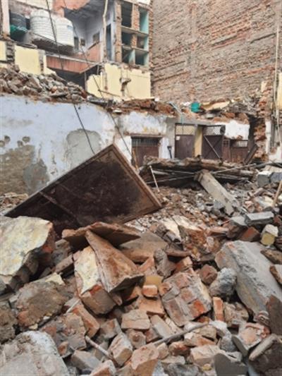 Man, newborn daughter killed in house collapse in UP, several injured