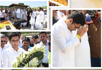तृणमूल कांग्रेस ने राजघाट पर मनरेगा और अन्य योजनाओं के लिए फंड की मांग को लेकर विरोध प्रदर्शन किया