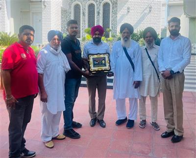 ਬਾਬਾ ਫੱਕਰ ਦਾਸ ਮੇਲਾ ਕਮੇਟੀ ਵੱਲੋਂ ਪੀ.ਆਰ.ਓ. ਮਨੀ ਧਾਲੀਵਾਲ ਦਾ ਵਿਸ਼ੇਸ਼ ਸਨਮਾਨ