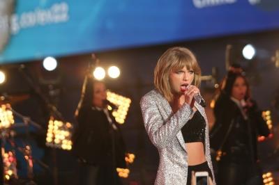 Taylor Swift suffers heel wardrobe malfunction during Brazil show