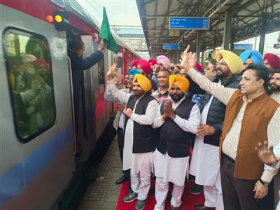 The first train of 'Mukhyamantri Tirth Yatra' left for Sri Hazur Sahib on Gurpurab;