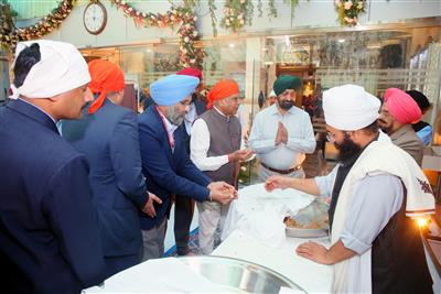Governor Punjab & Administrator UT, Chandigarh pays obeisance at Gurudwara in Sector 8, Chandigarh
