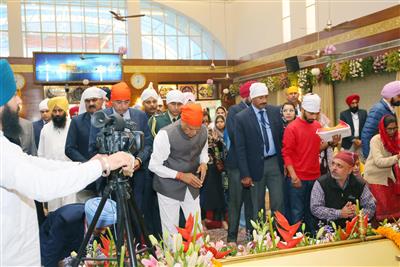 ਪੰਜਾਬ ਦੇ ਰਾਜਪਾਲ ਅਤੇ ਪ੍ਰਸ਼ਾਸਕ ਯੂਟੀ, ਚੰਡੀਗੜ੍ਹ ਨੇ ਸੈਕਟਰ 8, ਚੰਡੀਗੜ੍ਹ ਦੇ ਗੁਰਦੁਆਰਾ ਸਾਹਿਬ ਵਿਖੇ  ਟੇਕਿਆ ਮੱਥਾ।