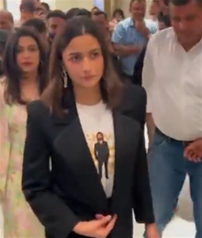 Alia draws flak from netizens as she dons Ranbir's 'Animal' themed tee; fans say 'copying Deepika'