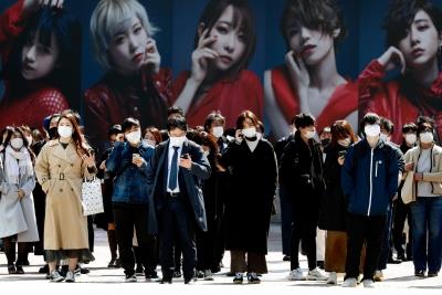 Japan's jobless rate falls to 2.5%