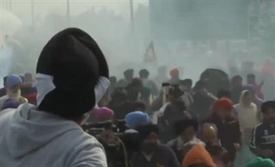 हरियाणा पुलिस ने अंतरराज्यीय सीमा पर प्रदर्शनकारी किसानों को तितर-बितर करने के लिए आंसू गैस का किया इस्तेमाल 