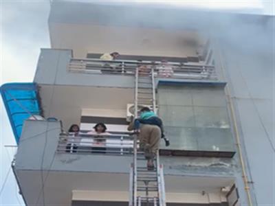 दिल्ली में घर में लगी आग से बचाए गए आदमी और बच्चे