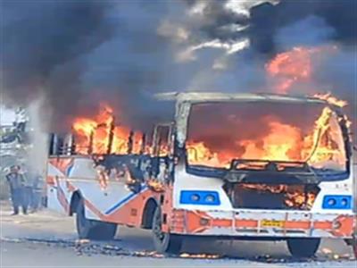 केरल में बस में लगी आग, चमत्कारिक ढंग से बच निकले यात्री