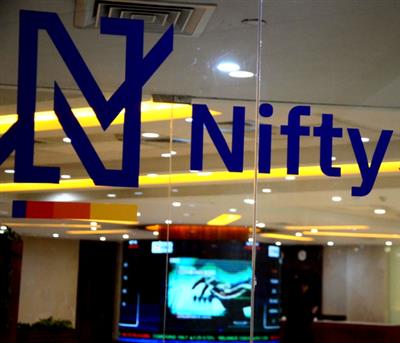 Nifty hits new high before closing at day's low 