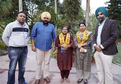 Big blow to Chandigarh BJP! Two councilors Poonam and Neha, who joined BJP, returned home to Aam Aadmi Party