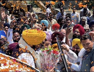 On his way to Moga, CM Bhagwant Mann was showered with love and flowers by the people