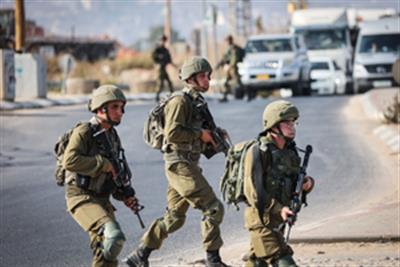 Israeli soldiers kill two Palestinian gunmen at West Bank checkpoint