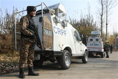 जम्मू-कश्मीर के कुलगाम में सुरक्षा बलों और आतंकवादियों के बीच मुठभेड़ हुई