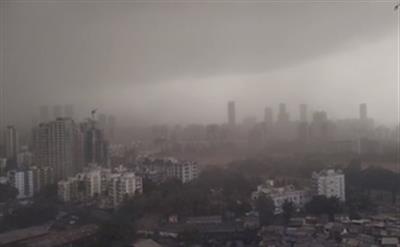 भारी धूल भरी आंधी ने मुंबई को अपनी चपेट में ले लिया, हवाईअड्डे का संचालन प्रभावित हुआ
