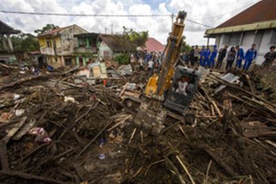 इंडोनेशिया में बाढ़ और ज्वालामुखीय कीचड़ से मरने वालों की संख्या बढ़कर 52 हो गई 