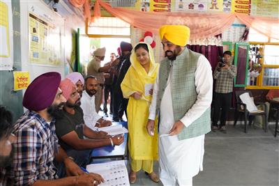 मुख्यमंत्री भगवंत मान ने अपने परिवार के साथ मंगवाल संगरूर में लाइन में लगकर डाला वोट 