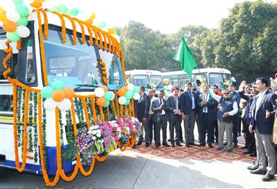 प्रशासक गुलाबचंद कटारिया ने चंडीगढ़ में सीटीयू की 60 नई बसों को हरी झंडी दे दी।