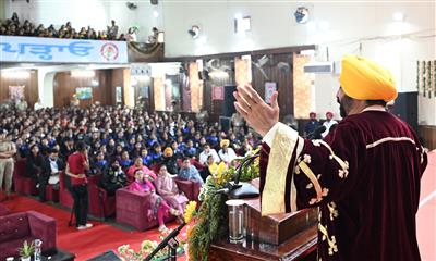 निर्णय लेने की शक्ति हासिल करने के लिए लड़कियों का राजनीति में आना जरूरी: मुख्यमंत्री
