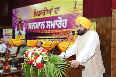 PRESIDES OVER A FUNCTION TO FACILITATE 1975 WORLD CUP WINNER HOCKEY SQUAD AND GIVE CASH PRIZE TO WINNERS OF NATIONAL GAMES, KHEDAN WATAN PUNJAB DIAN AND PARA KHEDA WATAN PUNJAB DIAN