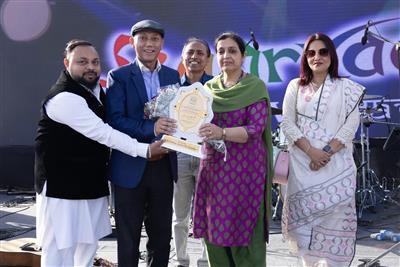 DAV ਕਾਲਜ ਦਾ ਸੱਭਿਆਚਾਰਕ ਮਹੋਤਸਵ 'ਕਾਰਵਾਂ 2025' ਦੂਜੇ ਦਿਨ ਵਿੱਚ ਦਹਾੜੀ ਮਾਰਦਾ: ਮਾਣਯੋਗ ਕ੍ਰਿਸ਼ਨ ਲਾਲ ਪੰਵਾਰ ਨੇ ਸ਼ਿਖਿਆ ਨੂੰ ਉਚਾਈਆਂ 'ਤੇ ਲੈ ਜਾਣ ਲਈ 11 ਲੱਖ ਰੁਪਏ ਦੀ ਮਦਦ ਦਾ ਐਲਾਨ ਕੀਤਾ।