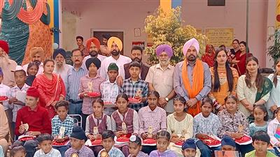 ਸਿੱਧਵਾਂ ਸਕੂਲ ਦੇ ਇਨਾਮ ਵੰਡ ਸਮਾਰੋਹ 'ਚ ਉੱਘੀਆਂ ਸਖਸ਼ੀਅਤਾਂ ਨੇ ਕੀਤੀ ਸ਼ਮੂਲੀਅਤ