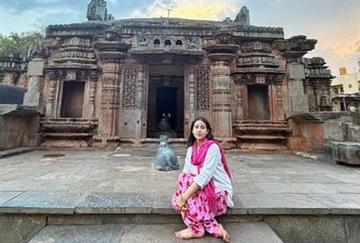 सारा अली खान ने चंद्रमौलेश्वर मंदिर में आशीर्वाद लिया