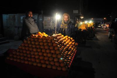 पाकिस्तान के प्रधानमंत्री ने बिजली की कीमतों में बड़ी कटौती की घोषणा की